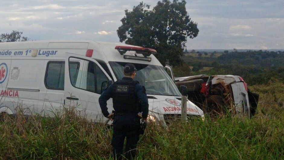 Mãe e filho morrem após carro derrapar e capotar na rodovia MS-080