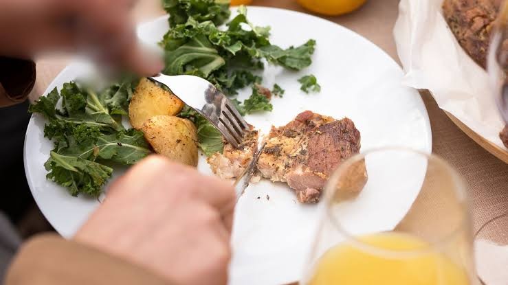 Idoso morre engasgado com carne durante almoço em Campo Grande