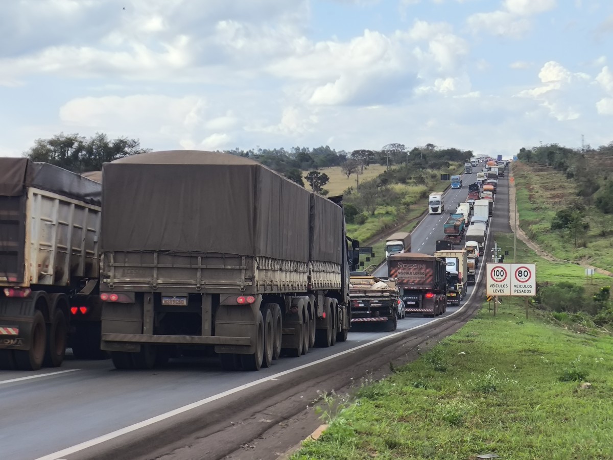 Engavetamento entre Scania e dois Jeep Compass trava o trânsito na BR-163 em Campo Grande