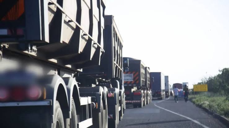 Frete baixo revolta caminhoneiros de MS, que apoiam greve nacional