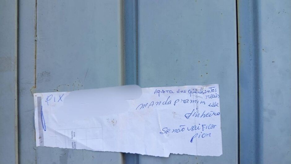 Moradora da Vila Carvalho afirma que cobrança em portão era destinada a ex-inquilina