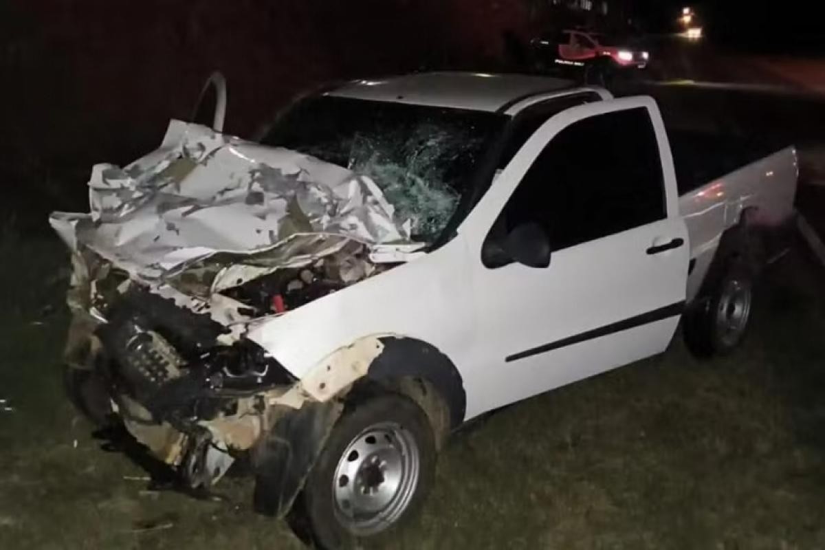 Jovem de 22 anos morre após picape atingir traseira de caminhão em estrada vicinal