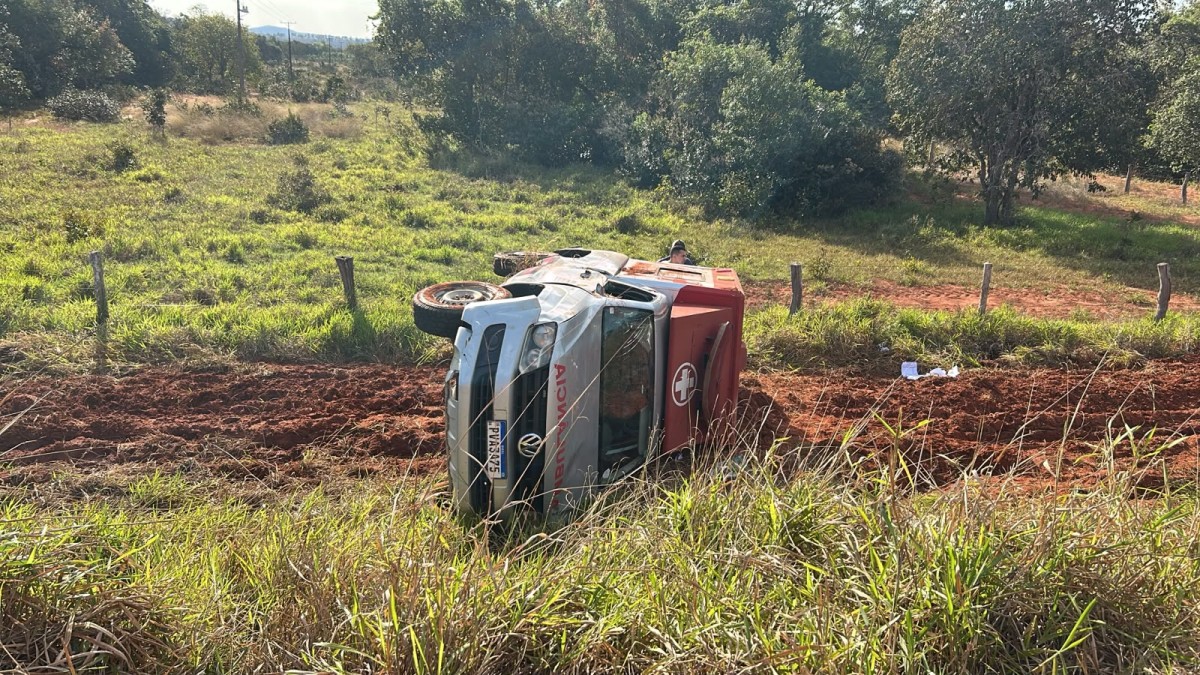 Ambulância capota na MS-040 após pneu estourar em Ribas do Rio Pardo