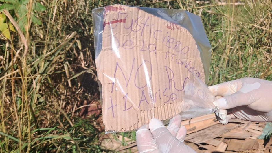 Mulher é encontrada morta com bilhete de grupo criminoso na fronteira entre Brasil e Paraguai