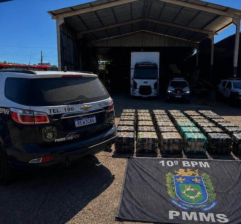 Força Tática apreende caminhão com fundo falso e contrabando em Campo Grande