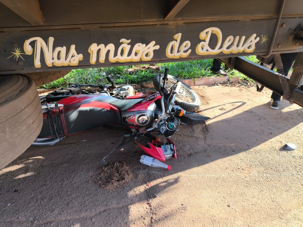 Motociclista de 37 anos sobrevive a acidente com carro e caminhão no Conjunto Residencial Buriati