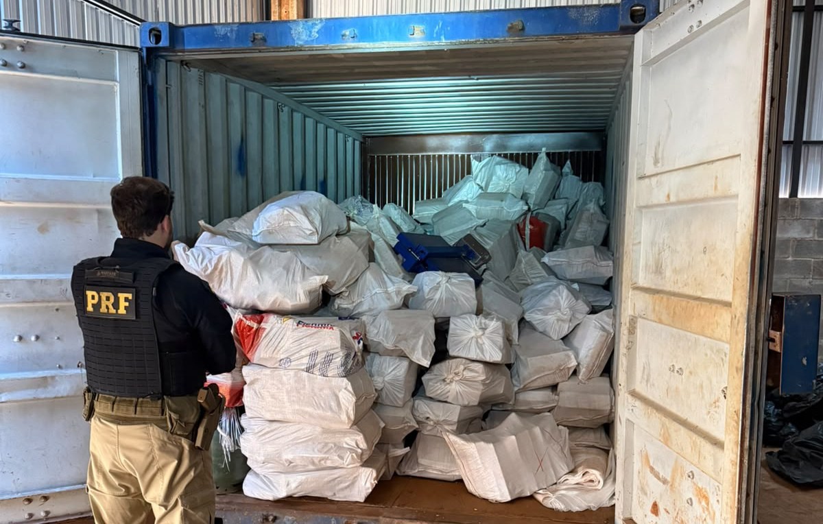PRF desmonta entreposto do tráfico e apreende 8 toneladas de maconha na BR-163