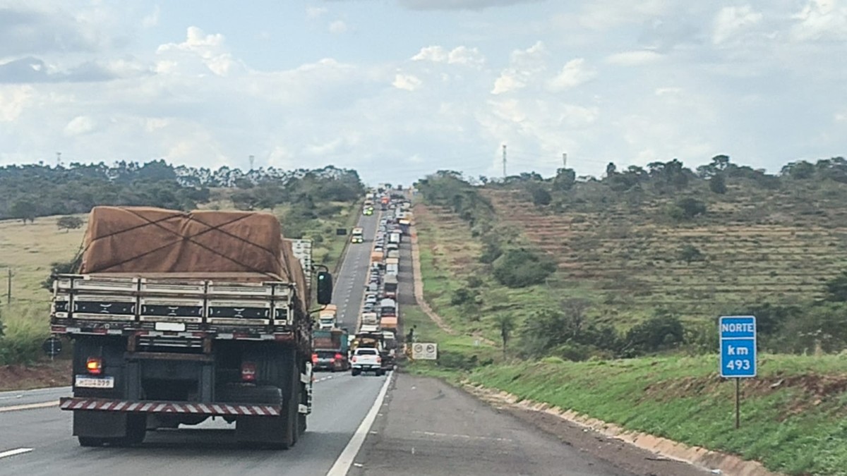 Engavetamento entre Scania e dois Jeep Compass trava o trânsito na BR-163 em Campo Grande