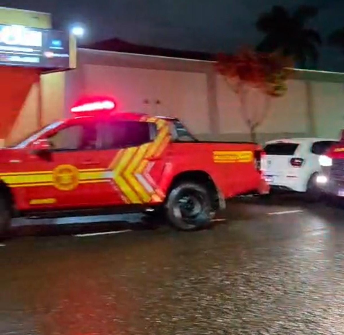 Curto-circuito em ar-condicionado provoca incêndio em residência no bairro Cruzeiro