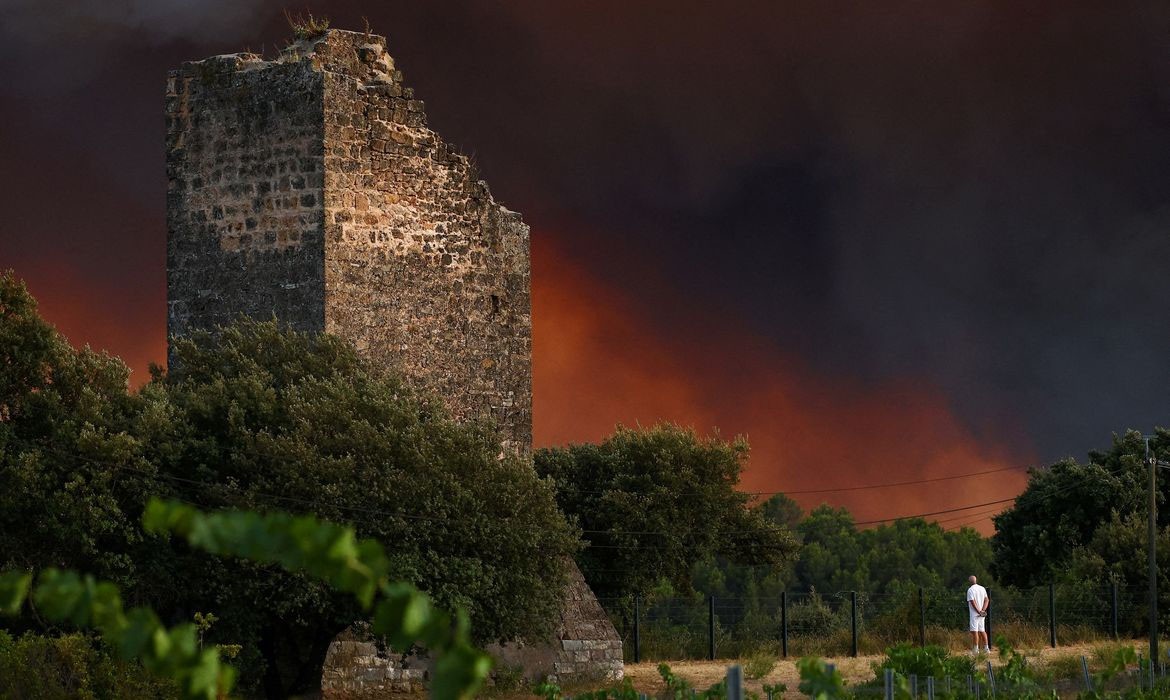 Chamas provocam evacuações em massa na França e Espanha