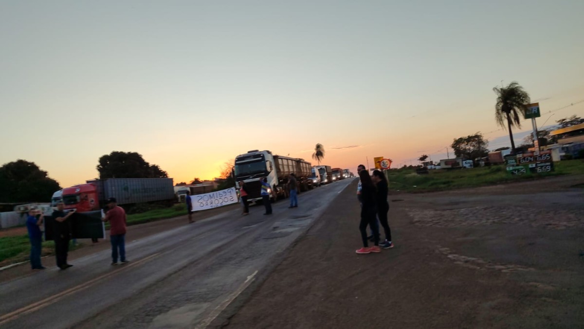 Moradores de Dourados fazem protesto e cobram duplicação e obras na BR-463