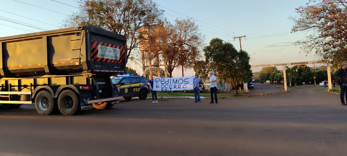 Moradores de Dourados fazem protesto e cobram duplicação e obras na BR-463