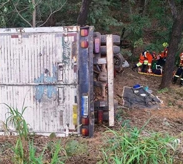Empresário morre em acidente na BR-163 após perder controle do caminhão e bater em árvore 