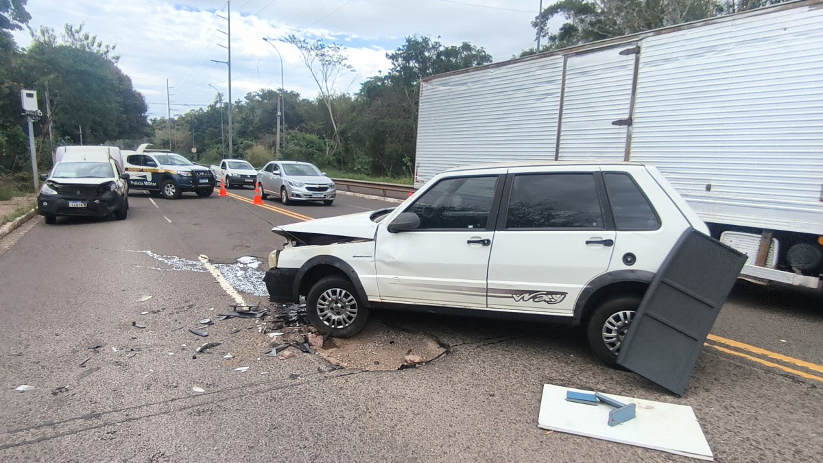 Colisão frontal deixa motorista presa às ferragens e acende alerta sobre buraco em avenida de Campo Grande