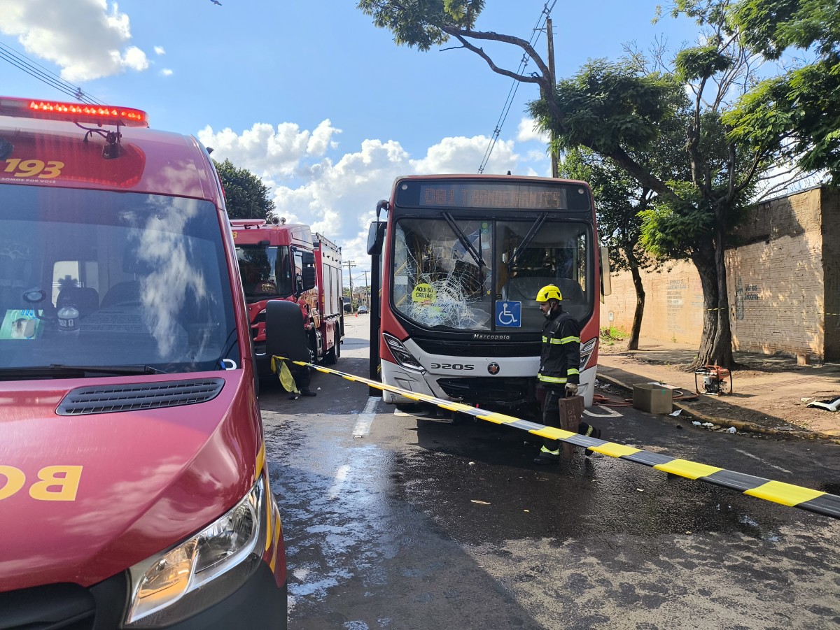 Motociclista é arrastada por ônibus por uma quadra e resgatada sob veículo em Campo Grande