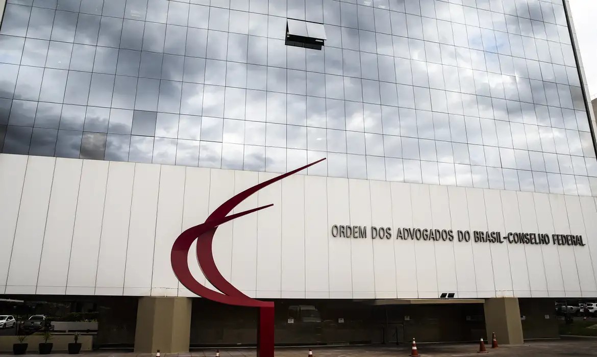 OAB solicita ao STF autorização para comunicação entre Flávio e Jair Bolsonaro