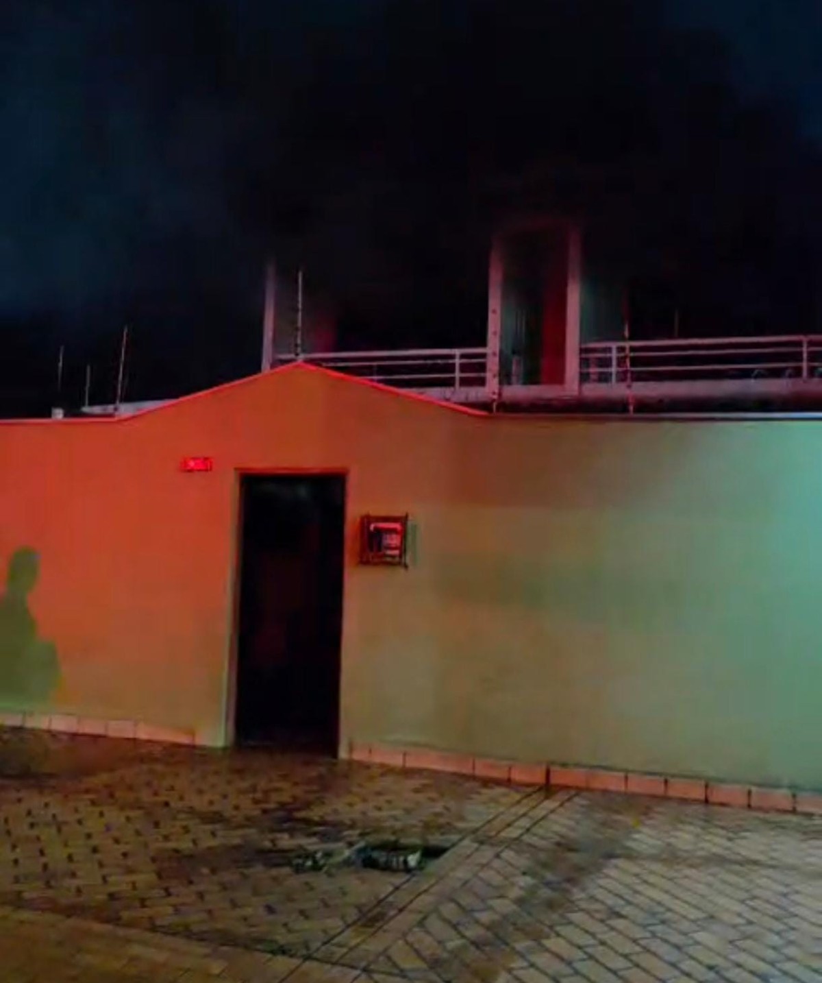 Curto-circuito em ar-condicionado provoca incêndio em residência no bairro Cruzeiro