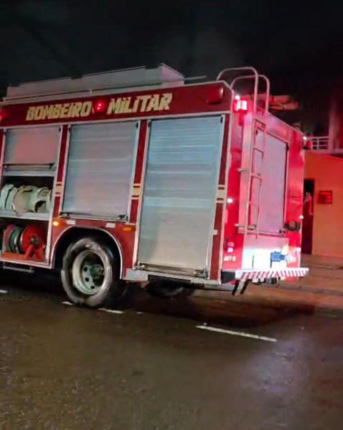 Curto-circuito em ar-condicionado provoca incêndio em residência no bairro Cruzeiro
