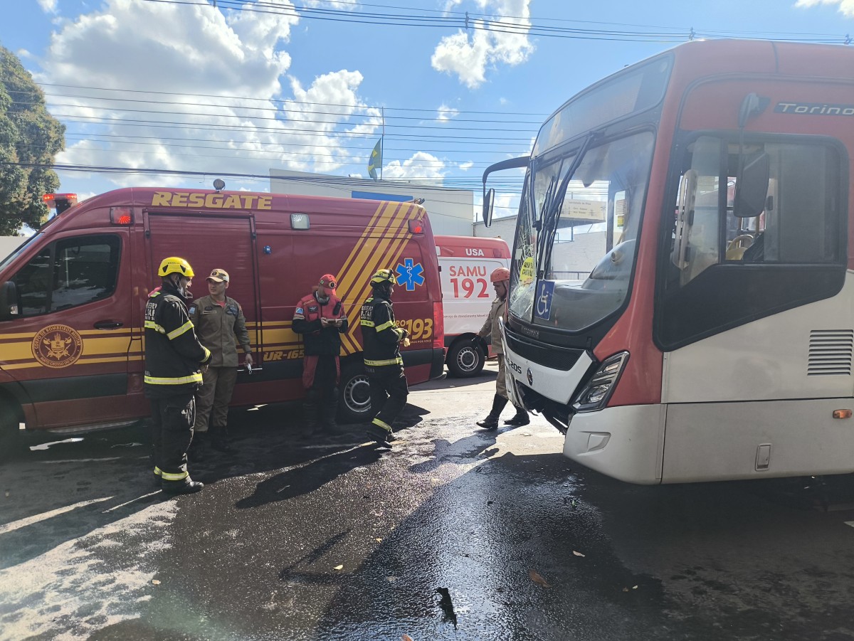 Motociclista é arrastada por ônibus por uma quadra e resgatada sob veículo em Campo Grande