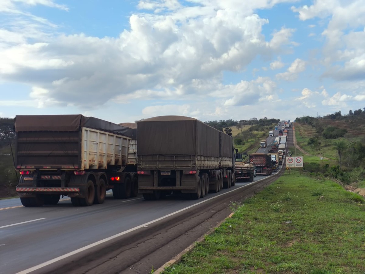 Engavetamento entre Scania e dois Jeep Compass trava o trânsito na BR-163 em Campo Grande