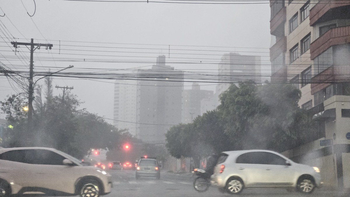 Mudança brusca: Tempestade com vento forte e chuva assusta moradores na madrugada em Campo Grande