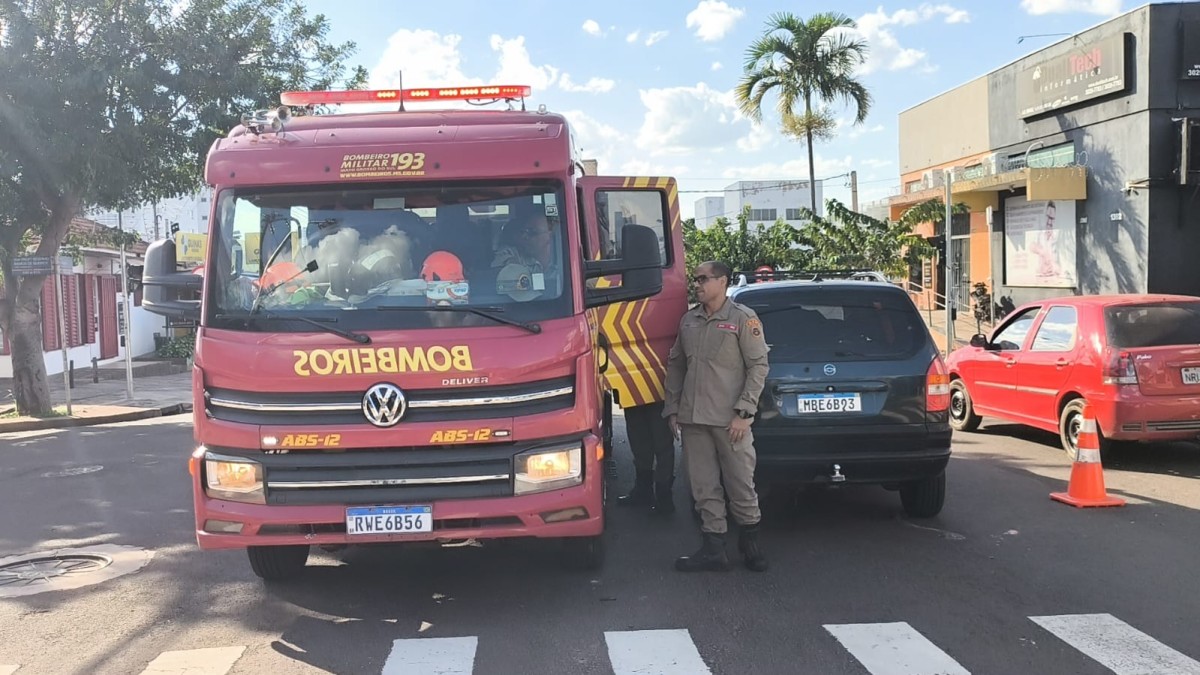 Avanço de sinal vermelho provoca colisão e capotamento na capital 