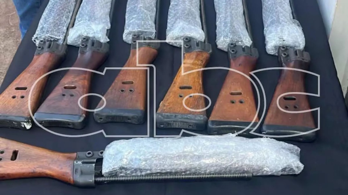 Policial paraguaio é preso com 20 fuzis para o Brasil