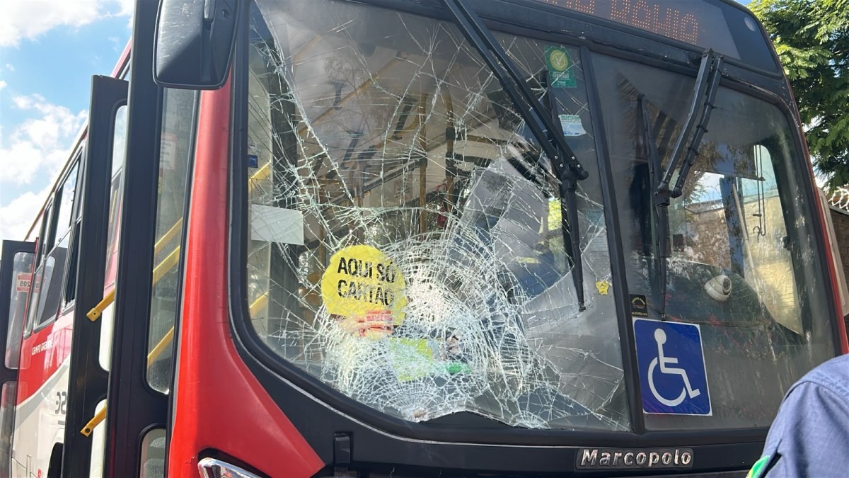 Motociclista é arrastada por ônibus por uma quadra e resgatada sob veículo em Campo Grande