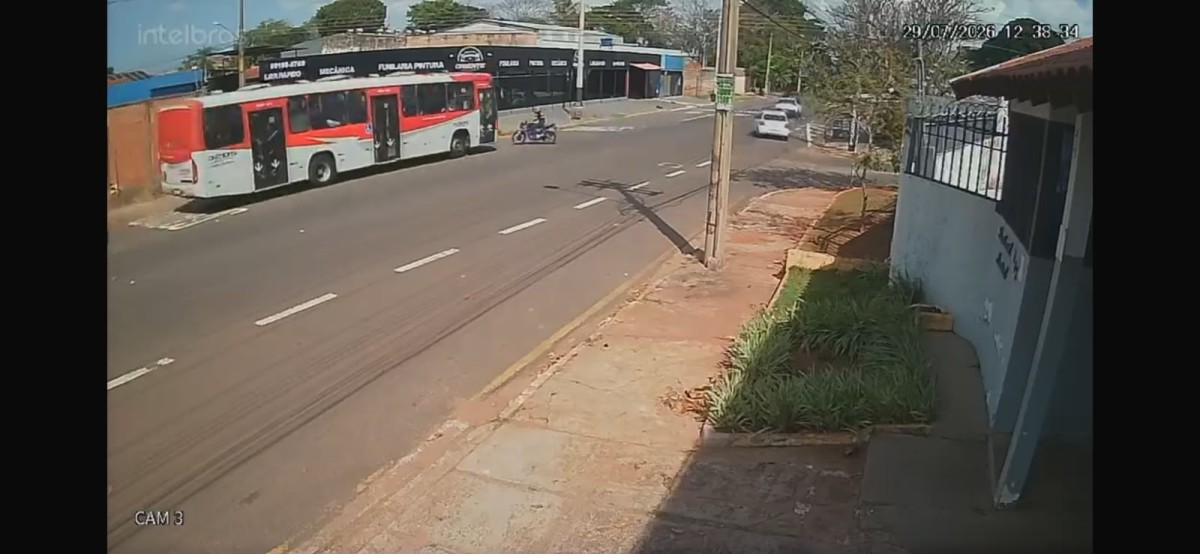 Motociclista é arrastada por ônibus por uma quadra e resgatada sob veículo em Campo Grande