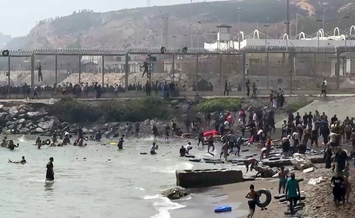 Exército é enviado após entrada em massa de migrantes em Ceuta