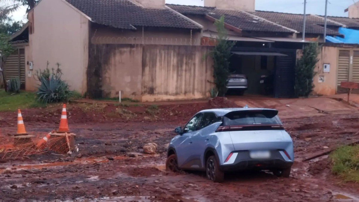 Carro elétrico fica atolado e é abandonado após temporal em Campo Grande