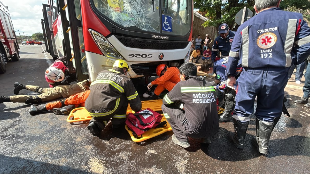 Motociclista é arrastada por ônibus por uma quadra e resgatada sob veículo em Campo Grande