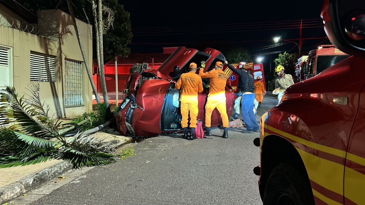 Motorista de aplicativo capota carro e fica preso às ferragens na Vila Piratininga
