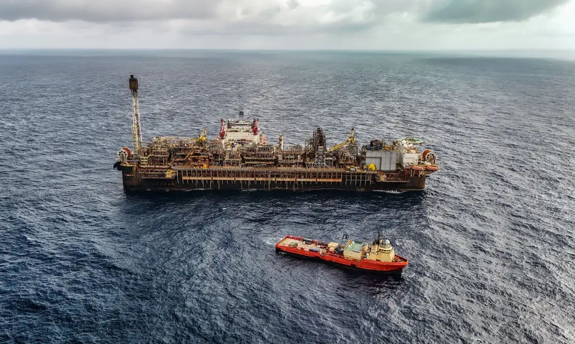Petróleo brasileiro ganha força com alta na produção e exportações