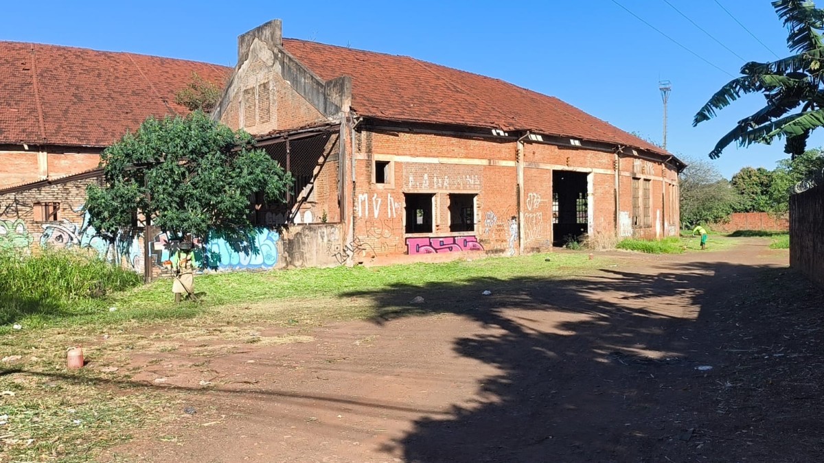 Homem é encontrado morto em prédio ferroviário desativado