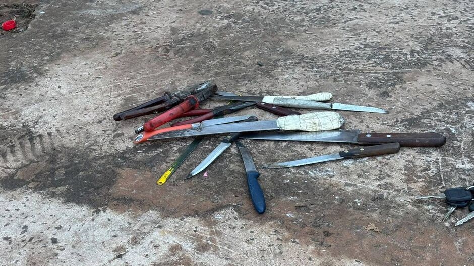 PM apreende facas e alicates com moradores de rua durante operação
