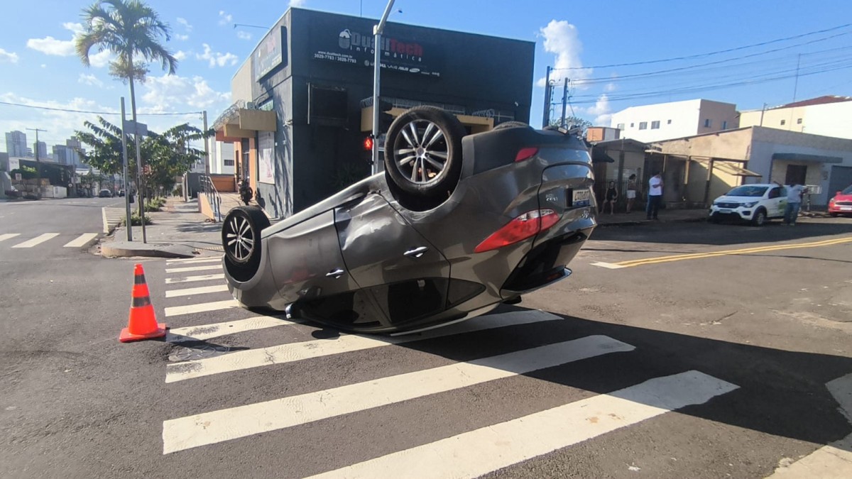 Avanço de sinal vermelho provoca colisão e capotamento na capital 