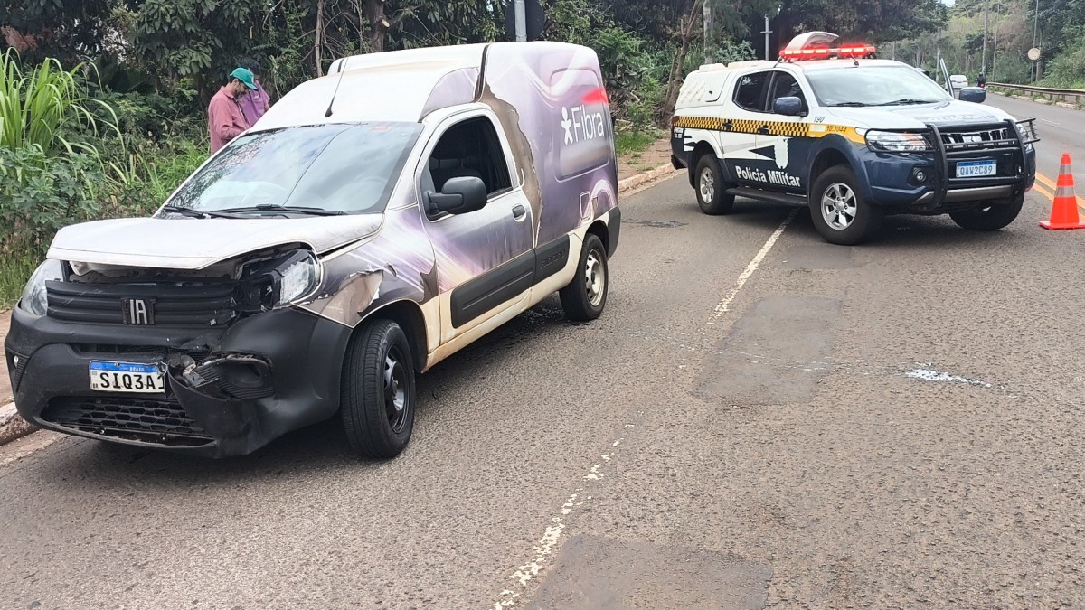 Colisão frontal deixa motorista presa às ferragens e acende alerta sobre buraco em avenida de Campo Grande