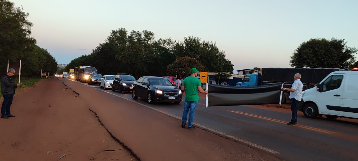 Moradores de Dourados fazem protesto e cobram duplicação e obras na BR-463
