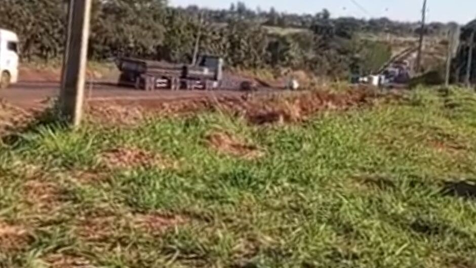 Acidente entre caminhão e moto deixa dois feridos graves na BR-163