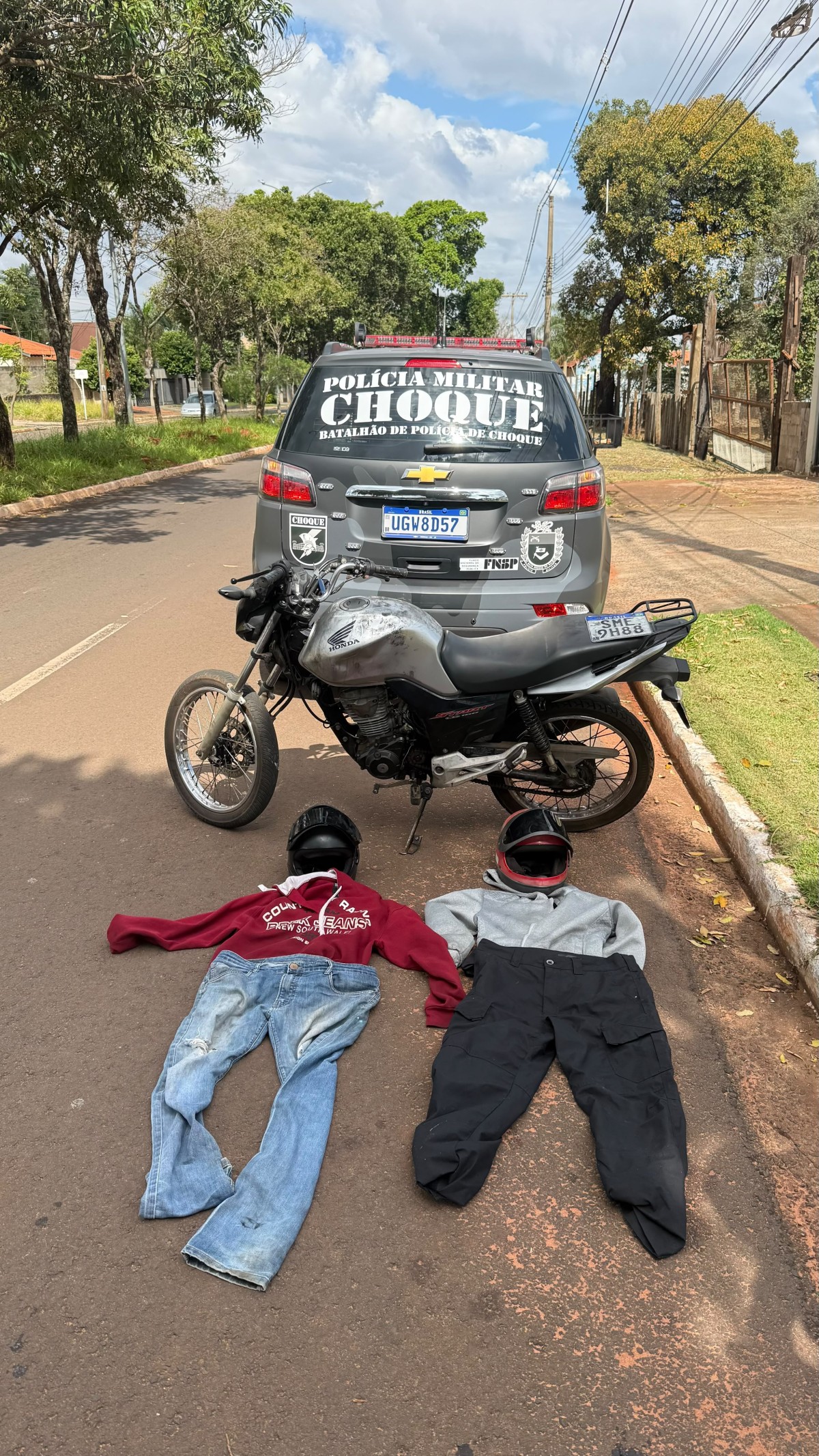 Batalhão de Choque descobre "esconderijo" e apreende moto, roupas e capacetes usados em homicídio no Novos Estados