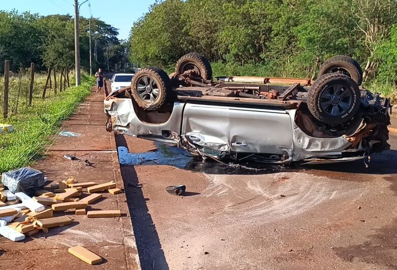 Traficante capota caminhonete carregada com drogas na BR-463