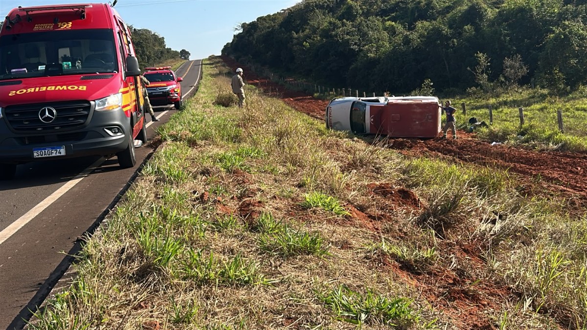 Ambulância capota na MS-040 após pneu estourar em Ribas do Rio Pardo