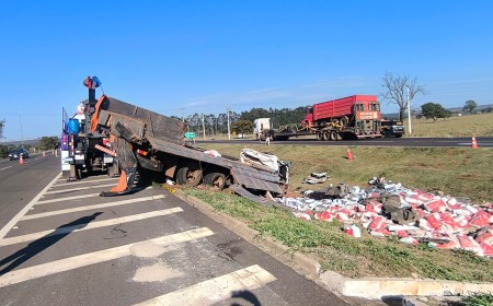 Acidente na BR-163: Caminhão tomba em Campo Grande e deixa um morto e um ferido