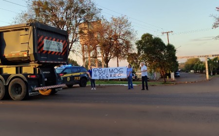 Moradores de Dourados fazem protesto e cobram duplicação e obras na BR-463