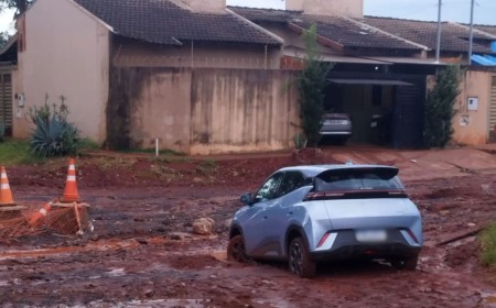 Carro elétrico fica atolado e é abandonado após temporal em Campo Grande