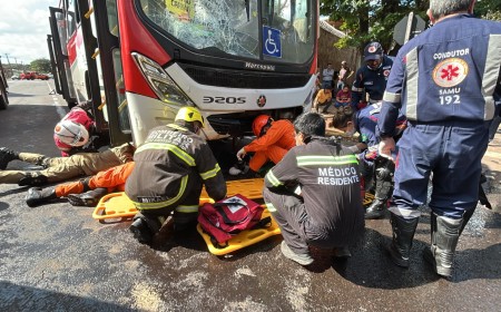 Motociclista é arrastada por ônibus por uma quadra e resgatada sob veículo em Campo Grande