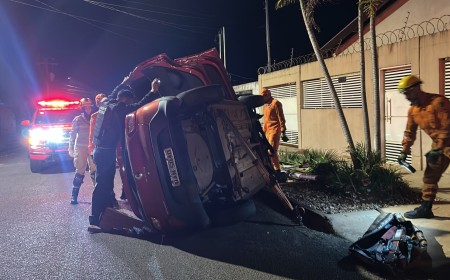 Motorista de aplicativo capota carro e fica preso às ferragens na Vila Piratininga
