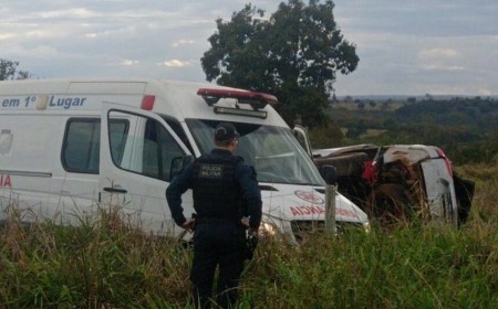 Mãe e filho morrem após carro derrapar e capotar na rodovia MS-080