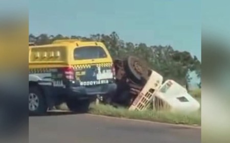 Carreta tomba na MS-164 e motorista morre preso às ferragens